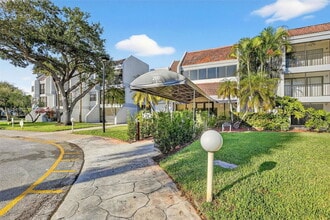 Building Photo - 200 Lakeview Dr