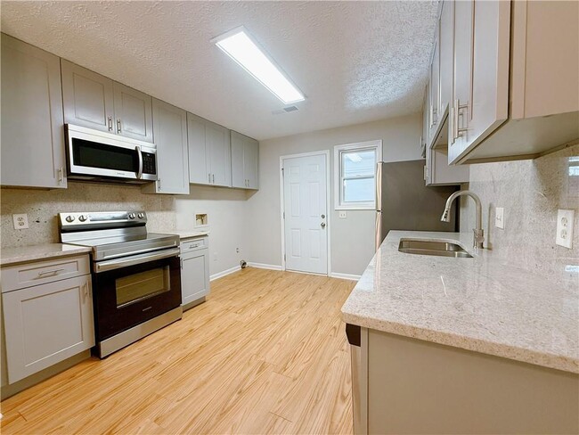 Building Photo - 137 Kimberly Way SW