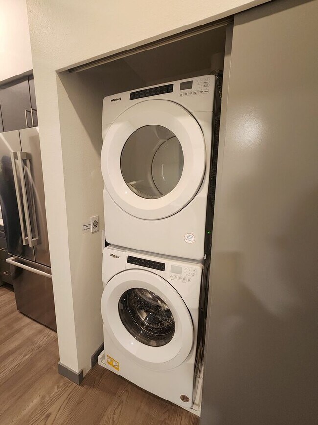 Building Photo - Brand New Urban One Bedroom Condo in Totem...
