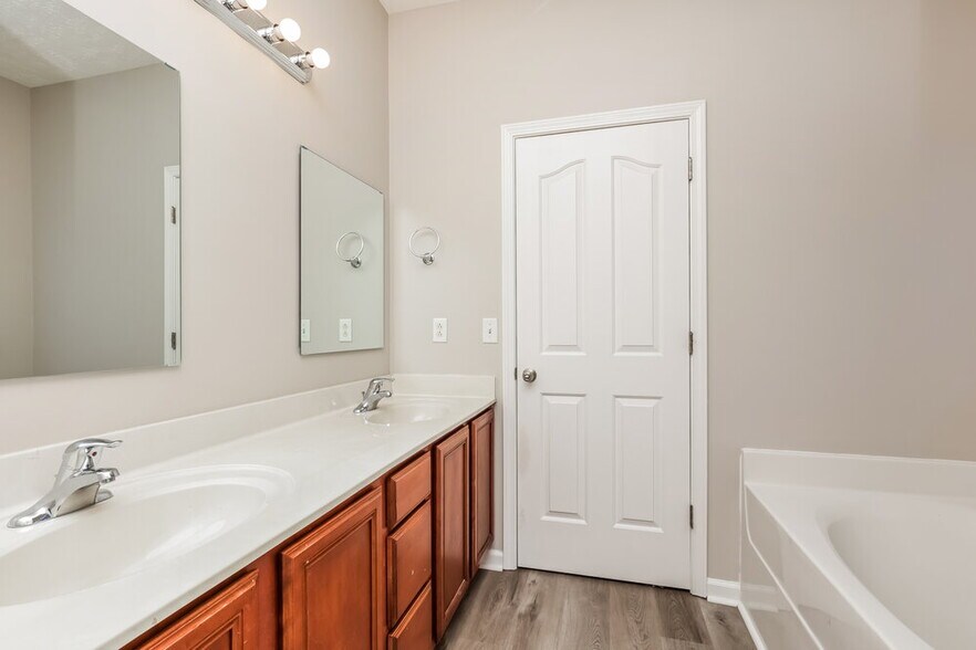 Building Photo - 750 Pantera Dr