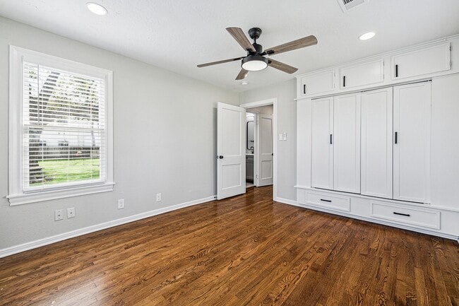 Building Photo - 801 Woodcrest Dr