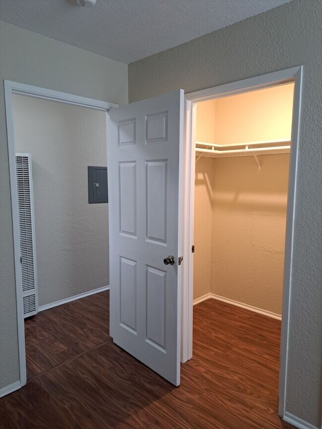 Building Photo - 1835 Carmona Ave