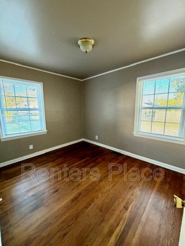 Building Photo - 957 E 37th Pl