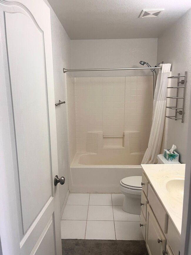 Building Photo - Unfurnished Long Term Pool Home