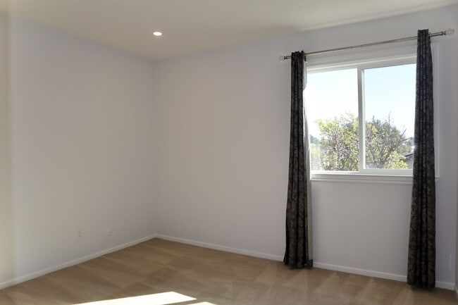 Building Photo - Wonderful 4 Bedroom Home in Fremont – Beautiful Backyard!