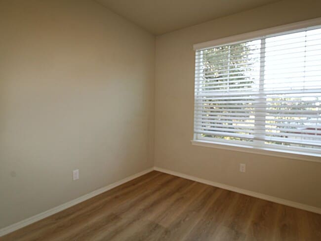Building Photo - Modern 3x2.5 End Unit Townhome Retreat in NE Bend