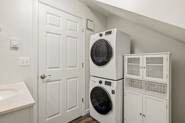 Building Photo - For Lease $2950/Month: Beautifully updated 2/Bdrm Townhome with large Bonus Room