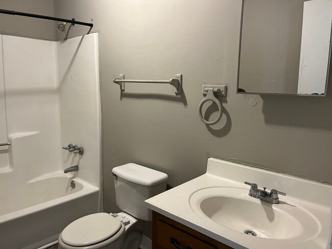 Building Photo - 2 bed 1 Bath Duplex