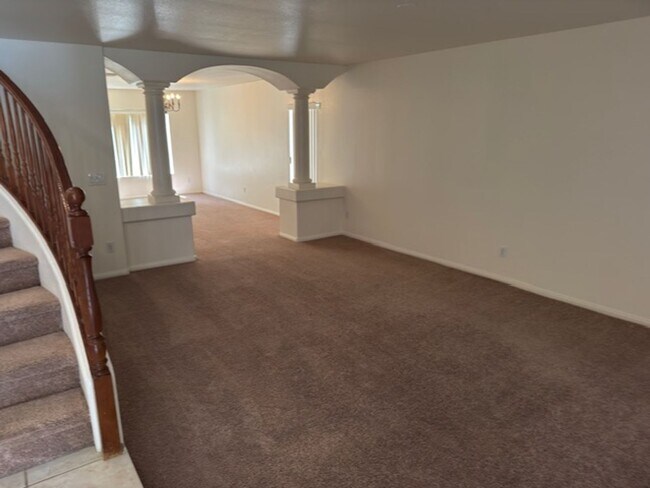 Building Photo - LARGE Spacious 5 Bedroom Single Family Home!!