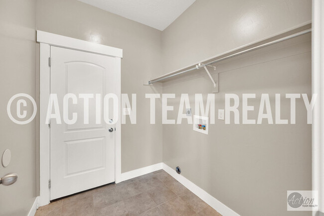 Building Photo - Row End Townhome in Orem!