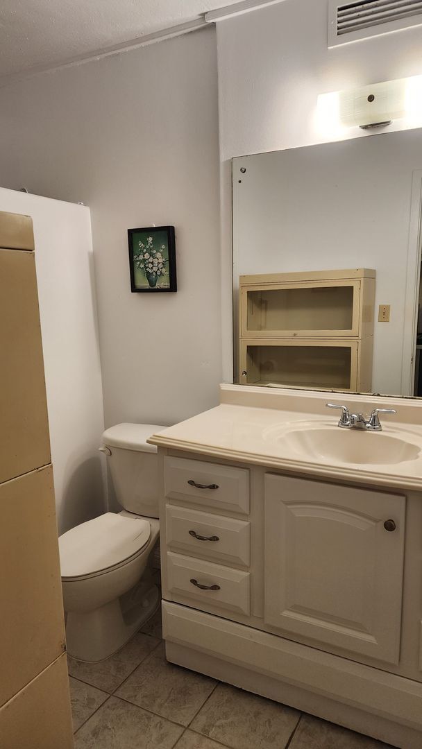 Building Photo - Fully-Furnished One Bedroom in Waikiki