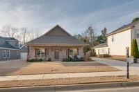 Building Photo - Adoreable 3 Bedroom 2 Bathroom Home in Nat...