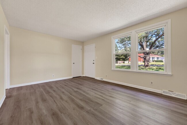 Building Photo - 573 Waldorf Dr