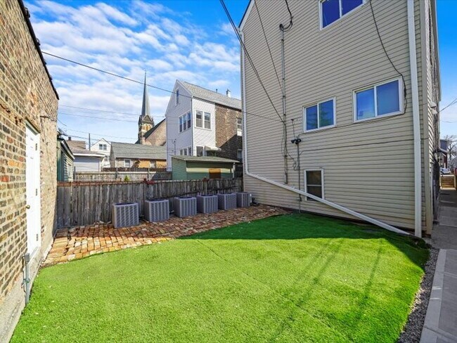 Building Photo - Urban Living: Spacious 2-Bedroom Haven in the Heart of Chicago!