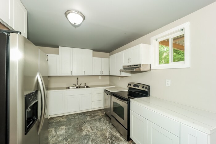 Building Photo - 766 Cascade Dr
