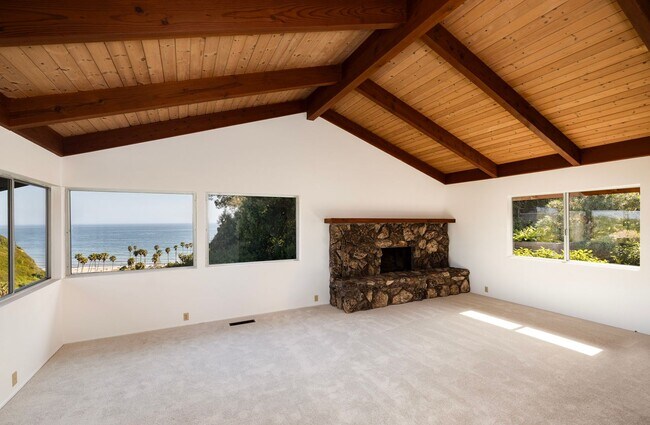 Building Photo - Coastal cottage in prime location and exceptional views!
