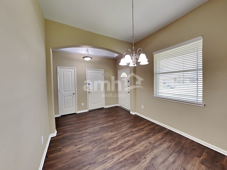 Building Photo - 2324 Shady Tree Ln