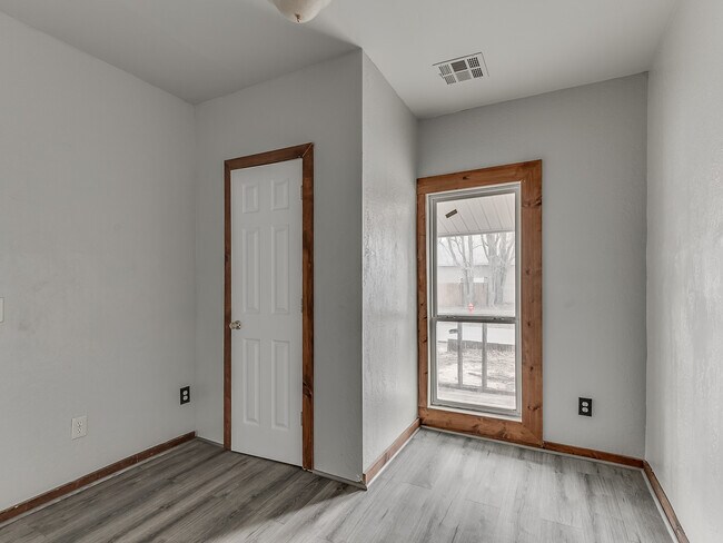 Building Photo - 118 S Miles Ave