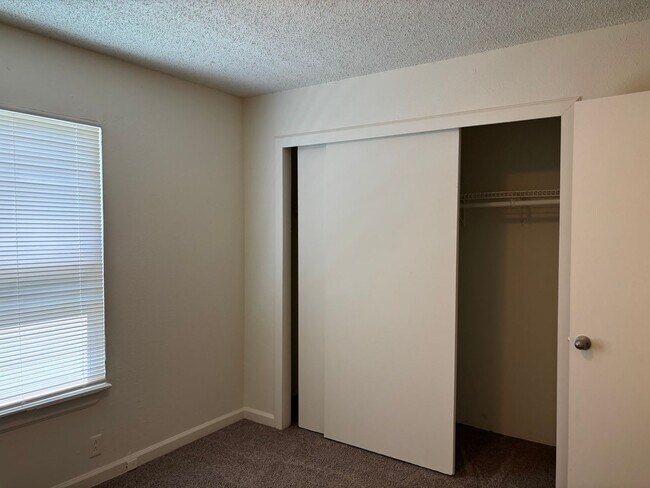 Building Photo - 3 Bedroom 2 Bath