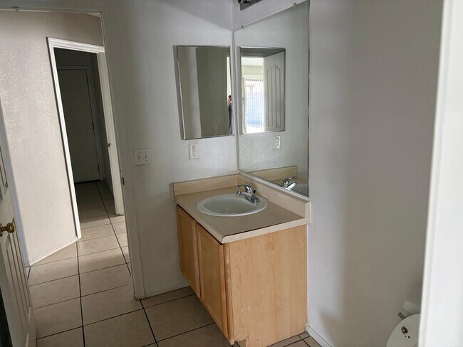 Building Photo - 847 E Desert Rose Trail
