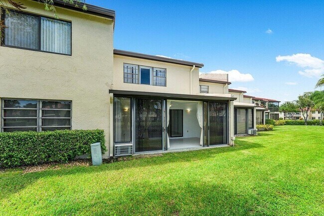 Building Photo - 8566 Casa Del Lago
