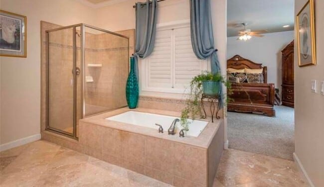 Building Photo - Very large, 4 bedroom 2.5 bath home