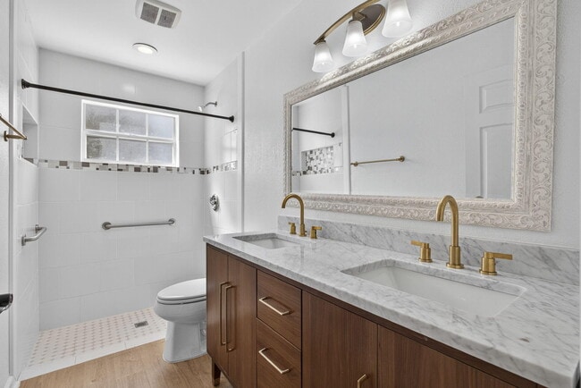 Building Photo - 12865 Meadowbend Dr