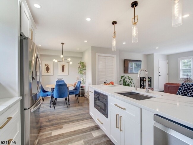 Building Photo - 43 Conforti Ave