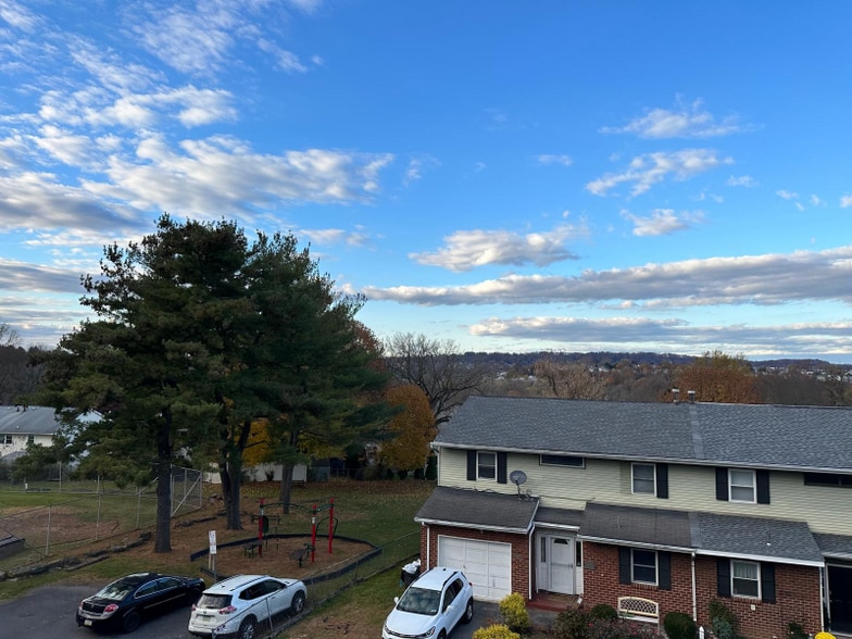 Building Photo - 235 Vista Dr