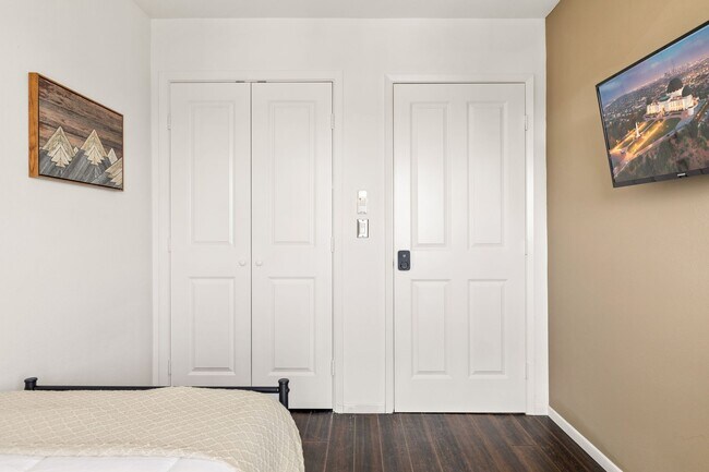 Building Photo - 10777 Ashton Ave