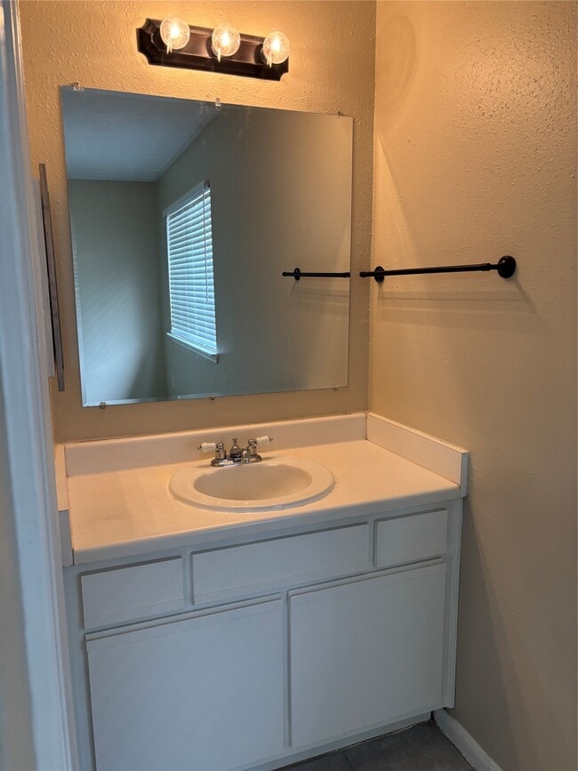 Building Photo - 1726 Oakwell Ln