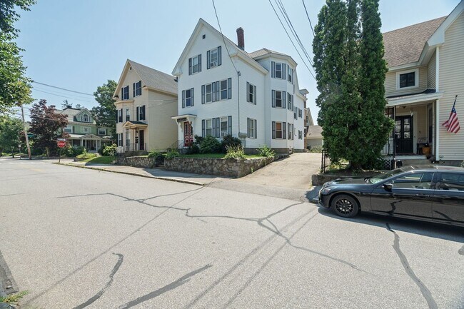 Building Photo - 135 Sagamore St