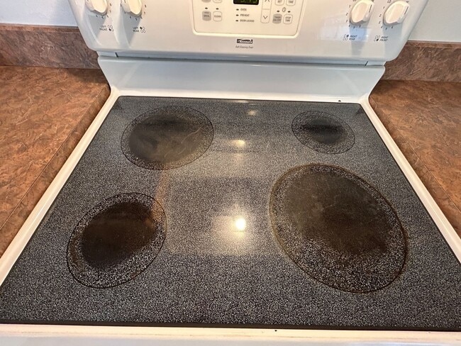 Building Photo - 5 Bed 2 Bath Home with 2 Car Attached Garage in Quiet Nice Neighborhood.