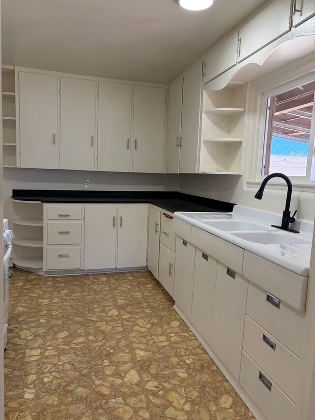 Building Photo - 2 bed 1 bath home