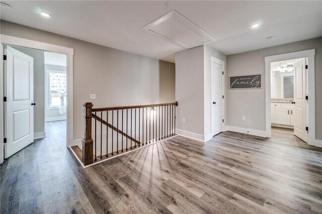 Building Photo - 161 Towne Villas Dr