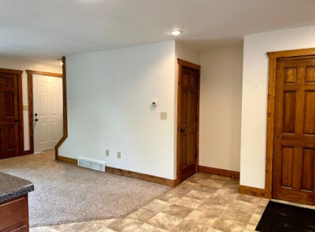 Building Photo - 221 Maple St