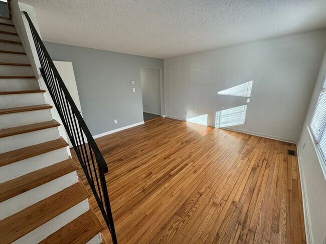 Building Photo - Adorable 2 Bed 1 Bath Town Home at Lupton Flats