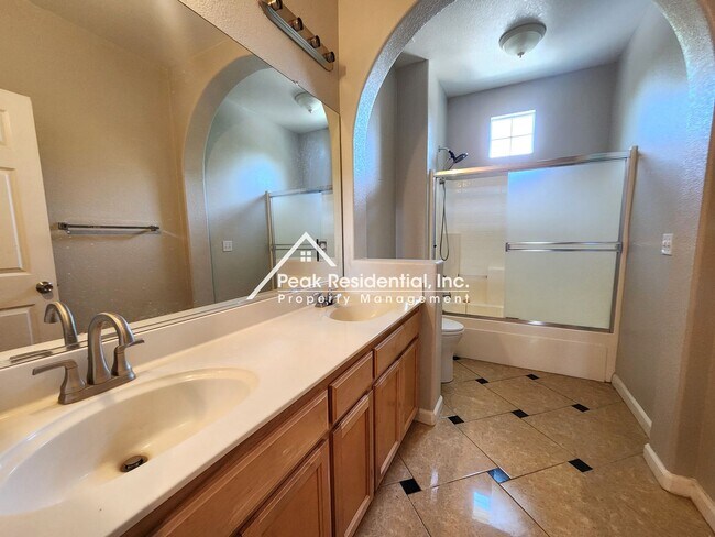 Building Photo - Spacious Stockton 5bd/3ba back up to Elkhorn Golf Club