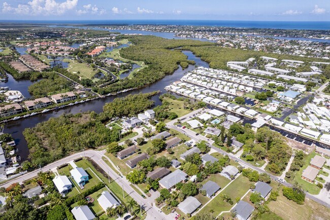Building Photo - ** NEAR DOWNTOWN ** 2 BED / 2 BATH CONDO -...