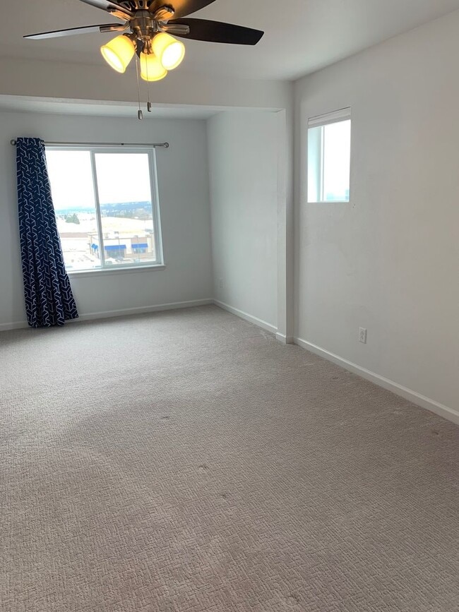 Building Photo - Beautiful Townhome In Monument With Two Ma...