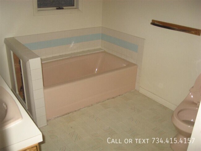 Building Photo - 2863 Marshall St