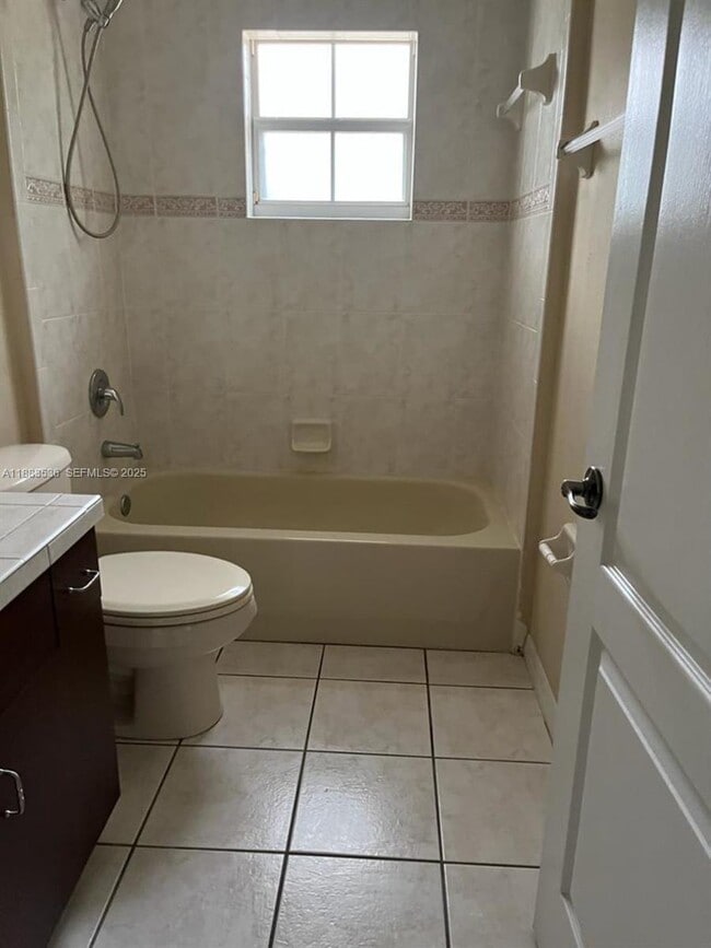 Building Photo - 6 Westbury Ln