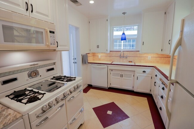 Building Photo - 2420 Teviot St