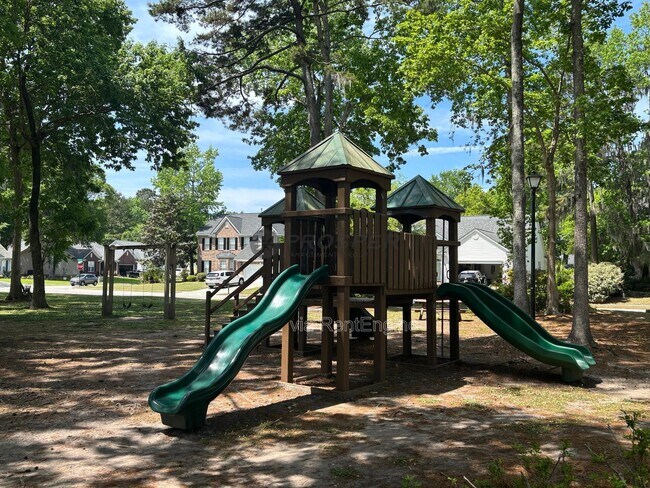 Building Photo - 833 Paran Oaks Dr