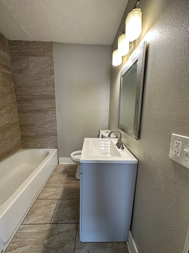 Building Photo - Multi Family Home 3 Bedroom and 1 Bath For...