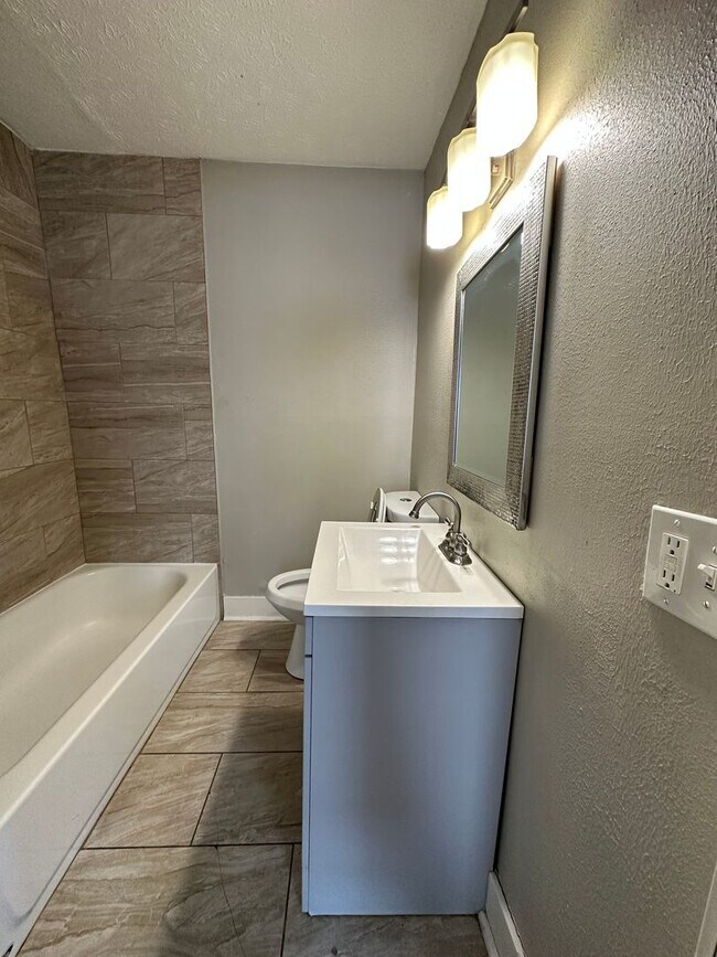 Building Photo - Multi Family Home 3 Bedroom and 1 Bath For Rent