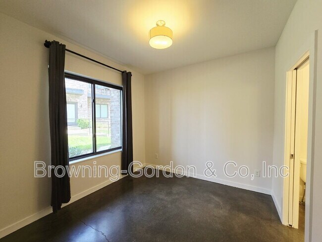 Building Photo - 1035 Chester Ave