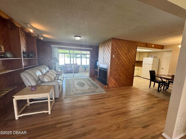 Building Photo - 730 Lindenwood Cir E