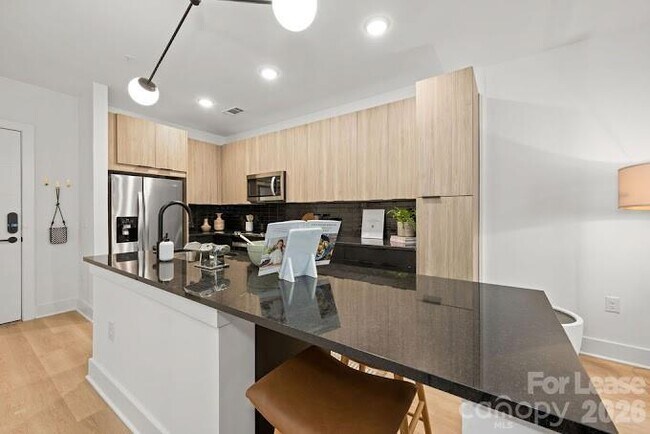 Building Photo - 536 W Tremont Ave