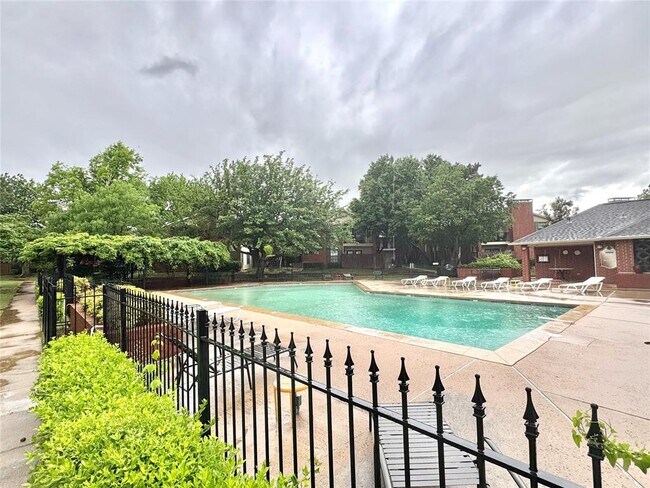 Building Photo - 4400 Hemingway Dr